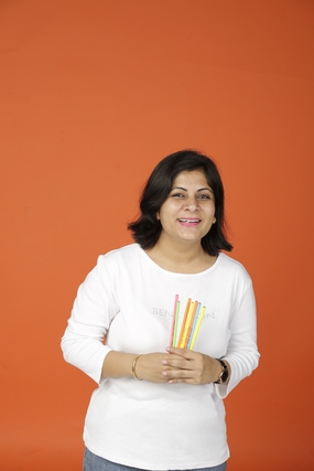 手持彩色画笔设计师美女图片